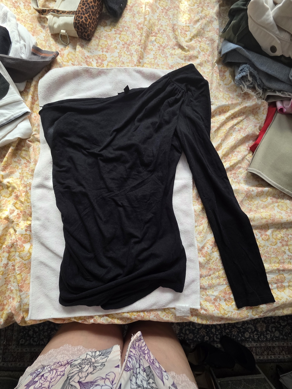 bebe One-Shoulder Black Long-Sleeve Top